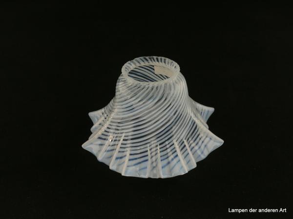 2-er Set Jugendstil Lampenschirm gebraucht, Fadenglas weiß und klar, Fäden verlaufen diagonal über die gesamte Wandung, aufgezogene florale Formung, Nostalgie Ersatzglas für alte Lampen, D: ca. 14cm, H: ca.9cm, Glashalter Griffrand 6cm, einzeln