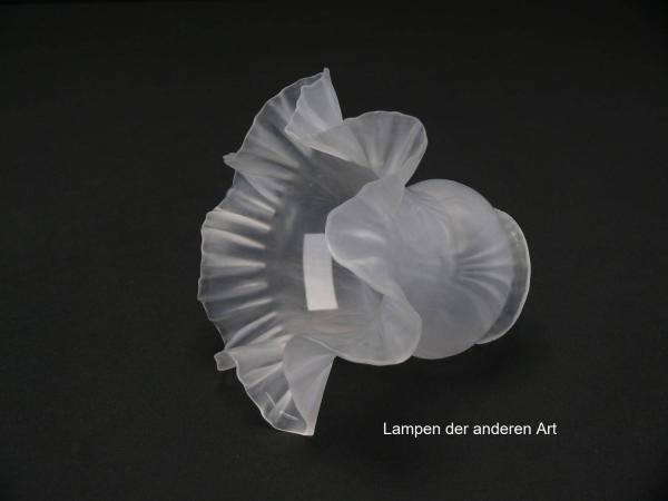 Jugendstil Lampenschirm gebraucht, satinierter Grund, stilisierte Blüte, Nostalgieglas, antiker Ersatzschirm, D:  ca. 14cm, H: ca.11cm, Glashalter Griffrand 6cm, von unten