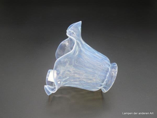 Jugendstil Lampenschirm original, gebraucht, der Form eines schlanken Blütenkelches nachempfunden, aus leicht milchigem Glas, wabenartiger leicht reliefierter Grund, Nostalgie Ersatzglas D: 14cm, H: 11cm, Griffrand 6cm liegend