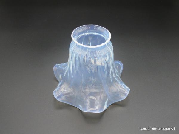Jugendstil Lampenschirm original, gebraucht, der Form eines schlanken Blütenkelches nachempfunden, aus leicht milchigem Glas, wabenartiger leicht reliefierter Grund, Nostalgie Ersatzglas D: 14cm, H: 11cm, Griffrand 6cm