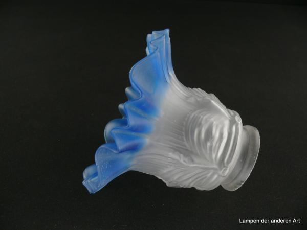Jugendstil Lampenschirm gebraucht, grau satiniertes zylindrisches Glas, Wandung erinnert an mit viel Stoff in Szene gesetztes Fenster, blau abgesetzter in schmalen und etwas breiteren Falten gelegter Zierrand, Nostalgieglas, Glashalter 6cm, liegend