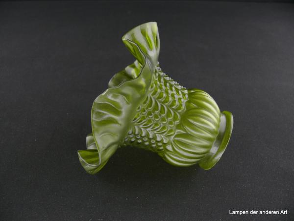 Jugendstil Lampenschirm gebraucht, Glas satiniert, durchgängig grüne Farbgebung, naturalistisch gestaltete Wandung, stilisierte Wassertropfen erzeugen im Mittelteil ein interessantes erhabenes Muster, Nostalgieglas, Griffrand 6cm, seitlich