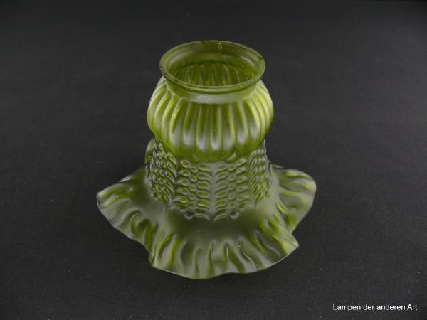Jugendstil Lampenschirm gebraucht, Glas satiniert, durchgängig grüne Farbgebung, naturalistisch gestaltete Wandung, stilisierte Wassertropfen erzeugen im Mittelteil ein interessantes erhabenes Muster, Griffrand 6cm