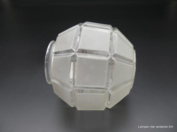 Art Deco Lampenschirm gebraucht, Prismen Glaskugel, Flächen satiniert, Ersatzschirm D: 14cm, H: 14cm, Griffrand 8cm liegend