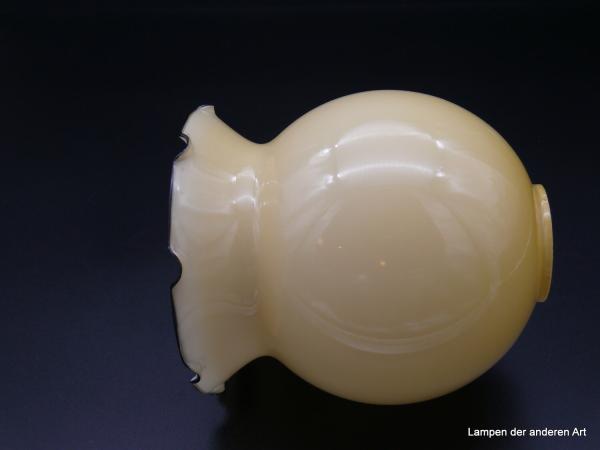 Art Deco Lampenschirm gebraucht, Glas Kugel elfenbeinfarben außen, weiß innen, gezackter ausgestellter Rand, Ersatzglas D:14cm, H:15cm, Loch 45mm liegend