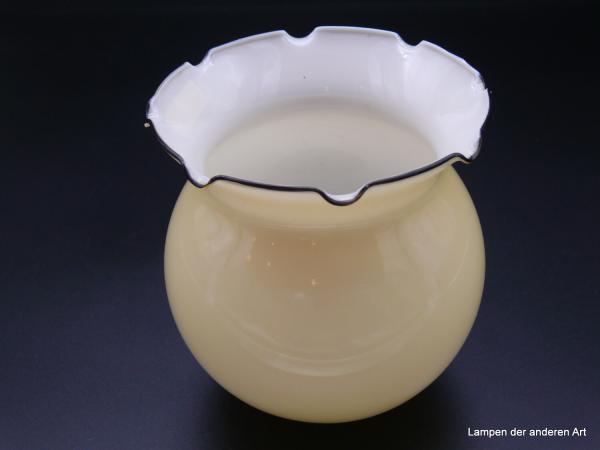 Art Deco Lampenschirm gebraucht, Glas Kugel elfenbeinfarben außen, weiß innen, gezackter ausgestellter Rand, Ersatzglas D:14cm, H:15cm, Loch 45mm