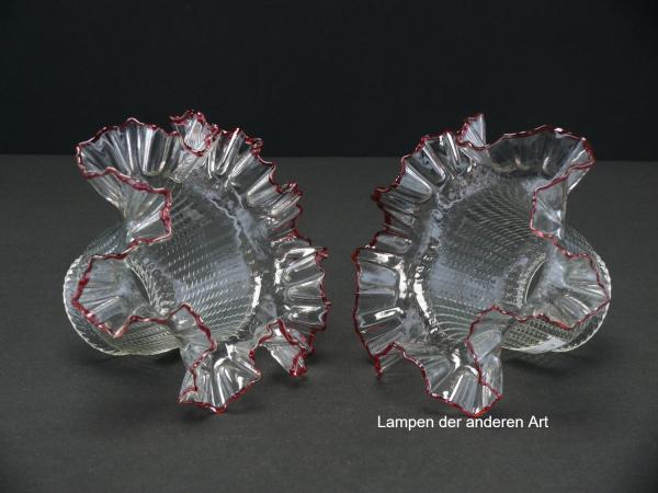 2-er Set Jugendstil Lampenschirm gebraucht, gerader Glaszylinder Klarglas, Oberfläche reliefiert, aufgezogener stark gekniffener Rand, extra aufgelegter Glasfaden in rot als Abschluss, Ersatzglas, D: ca.15cm, H: ca.10cm, Glashalter Ø 6cm, liegend