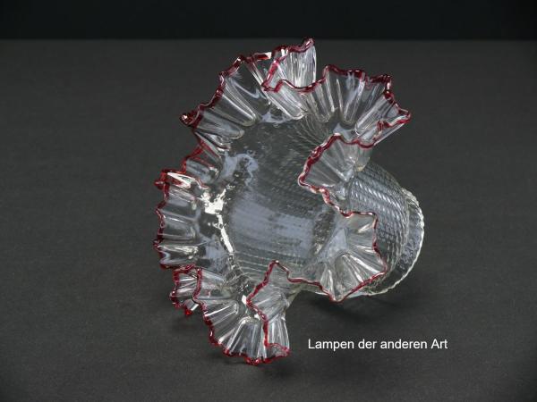 2-er Set Jugendstil Lampenschirm gebraucht, gerader Glaszylinder Klarglas, Oberfläche reliefiert, aufgezogener stark gekniffener Rand, extra aufgelegter Glasfaden in rot als Abschluss, Ersatzglas, D: ca.15cm, H: ca.10cm, Glashalter Ø 6cm, einzeln liegend