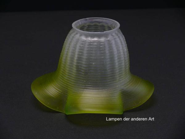 antiker Jugendstil Lampenschirm, satinierter Grund, schlichte geschwungene Form, Oberfläche Rillen, grüner ausgestellter Rand, Nostalgie Ersatzglas, D: ca.15cm, H: ca.10cm, Glashalter Griffrand 6cm, seitlich