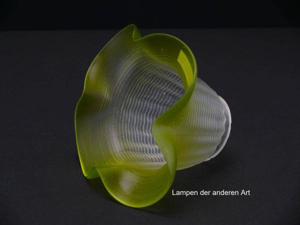 antiker Jugendstil Lampenschirm, satinierter Grund, schlichte geschwungene Form, Oberfläche Rillen, grüner ausgestellter Rand, Nostalgie Ersatzglas, D: ca.15cm, H: ca.10cm, Glashalter Griffrand 6cm, von unten
