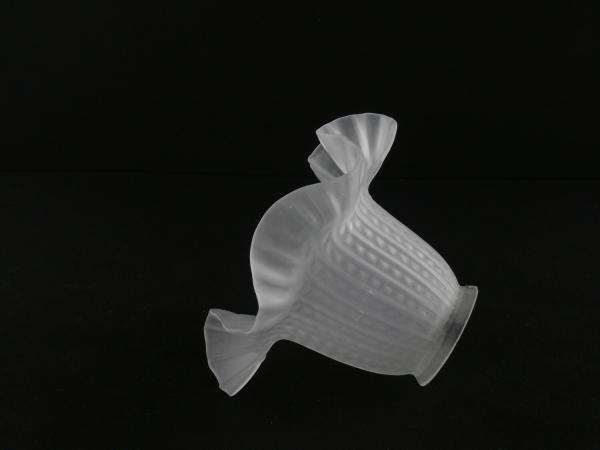 Jugendstil Lampenschirm gebraucht, Glas grau satiniert, zylindrische Form, Wandung reliefiert, Längsbänder mit Noppen, gekniffener in Wellen gelegter Rand, Nostalgie Ersatzschirm D: 15cm, H: 10cm, Glashalter Griffrand 6cm, liegend