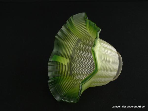 Jugendstil Lampenschirm gebraucht satiniert, zunehmende Farbintensität von der grauen Schulter über hellgrünen Zylinder bis zum satt grünen Rand, Ersatzglas für alte Lampen, D: ca.15cm, H: ca. 10cm, Glashalter Griffrand 6cm, ohne Beschädigungen, liegend