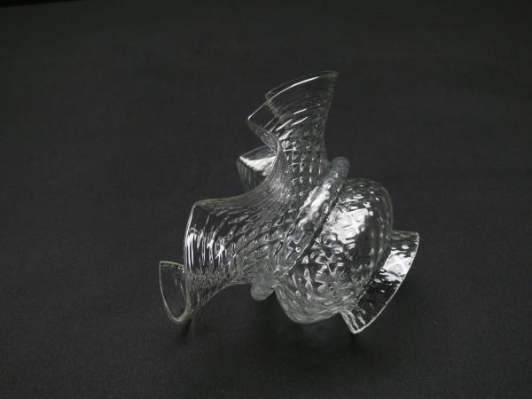 Jugendstil Lampenschirm gebraucht, Klarglas farblos, gestufter Aufbau, obere Wandung runde Form und ausgestellter gewellter Rand getrennt durch schmale Wulst, Oberfläche reliefiert, Ersatzschirm D: 15cm, H: 10cm, Griffrand Glashalter 6cm, liegend