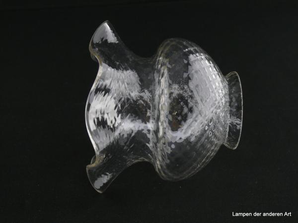 Jugendstil Lampenschirm gebraucht, Klarglas farblos, gestufter Aufbau, obere Wandungszone halbrunde Form, abgeschnürter ausgestellter gewellter Rand, Oberfläche leicht reliefiert, antiker Ersatzschirm D: ca. 13cm, H: ca.11cm, Griff Glashalter 6cm, liegend