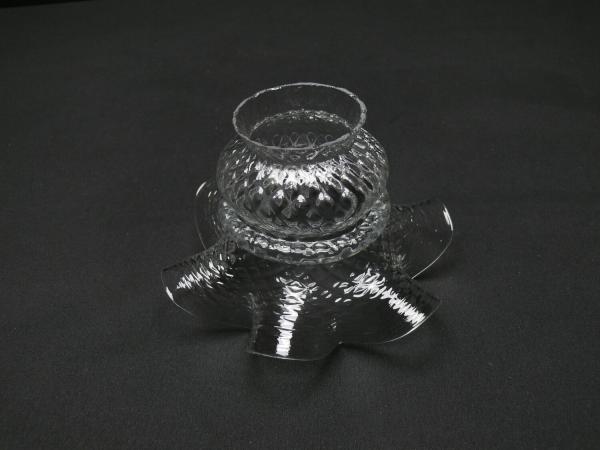Jugendstil Lampenschirm gebraucht, Klarglas farblos, gestufter Aufbau, obere Wandung runde Form und ausgestellter gewellter Rand getrennt durch schmale Wulst, Oberfläche reliefiert, Ersatzschirm D: 15cm, H: 10cm, Griffrand Glashalter 6cm