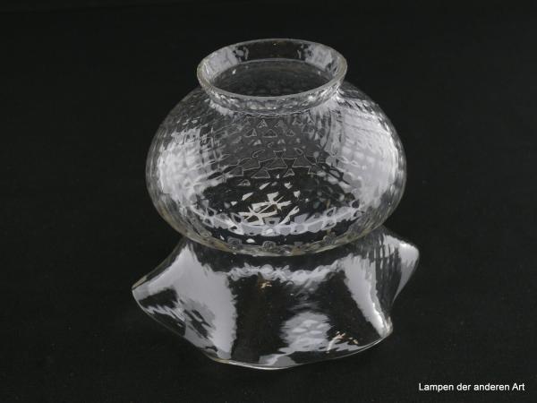 Jugendstil Lampenschirm gebraucht, Klarglas farblos, gestufter Aufbau, obere Wandungszone halbrunde Form, abgeschnürter ausgestellter gewellter Rand, Oberfläche leicht reliefiert, antiker Ersatzschirm D: ca. 13cm, H: ca.11cm, Griffrand Glashalter 6cm