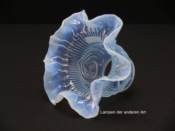 Jugendstil Lampenschirm gebraucht, antik, verspielte Aufmachung, balusterförmig aufgebaut, kugelförmiges Oberteil, übergehend in üppig gefalteten Rand, Glas milchig, Griffrand 6cm, seitlich