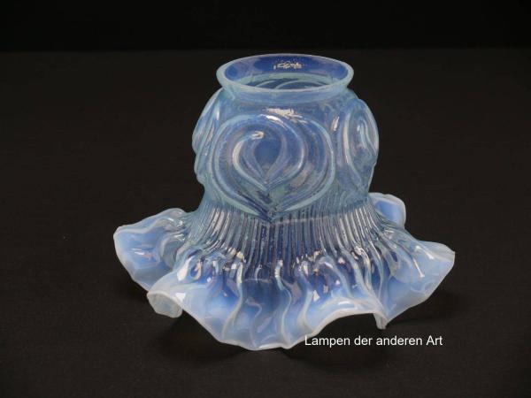 Jugendstil Lampenschirm gebraucht, antik, verspielte Aufmachung, balusterförmig aufgebaut, kugelförmiges Oberteil, übergehend in üppig gefalteten Rand, Glas milchig, Griffrand 6cm