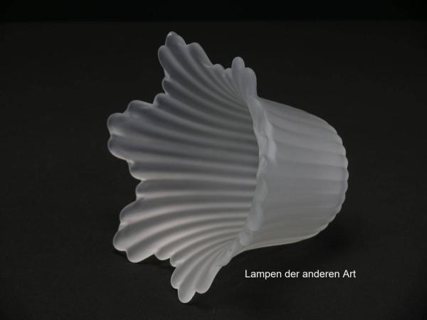 Jugendstil Lampenschirm gebraucht, Schirmkörper als schlanker Blütenkelch satiniert grau, vertikales nadelförmiges Relief läuft zum aufgetriebenen Rand in unterschiedlichen Längen aus, Ersatzglas D: 15cm, H: 10cm, Loch 30mm, seitlich