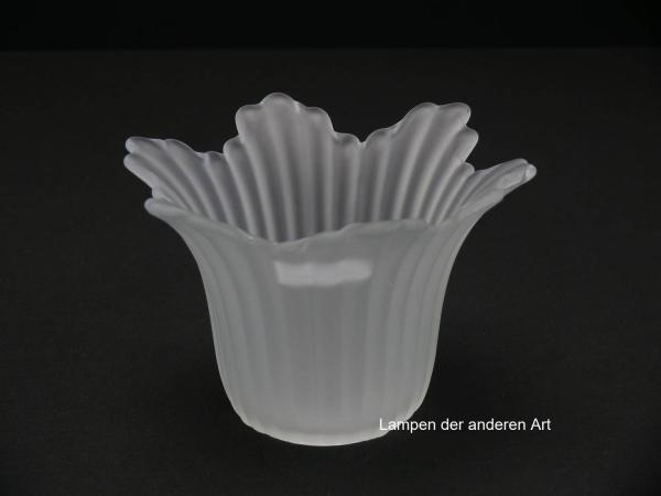 Jugendstil Lampenschirm gebraucht, Schirmkörper als schlanker Blütenkelch satiniert grau, vertikales nadelförmiges Relief läuft zum aufgetriebenen Rand in unterschiedlichen Längen aus, Ersatzglas D: 15cm, H: 10cm, Loch 30mm, von unten