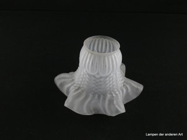Jugendstil Lampenschirm gebraucht, Glas, satinierte Oberfläche, nach außen gezogener gekniffener Rand, gewellt, zylindrischer Teil mit senkrechten Nuppengirlanden und ovalen Erhebungen aufgelockert, Nostalgie Ersatzglas D: 15cm, H: 10cm, Griffrand 6cm