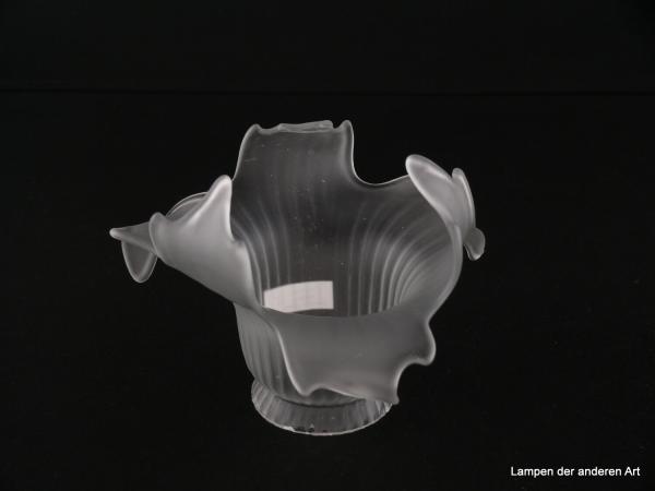 4-er Set Jugendstil Lampenschirm gebraucht, Glas grausatiniert, Oberfläche zum Rand hin sich abschwächend reliefiert, aufgezogener Rand, fast spitz gezackte im Wechsel nach innen bzw. außen gebogene Blütenblätter, Detail Fehlstück an nach innen gebogenen