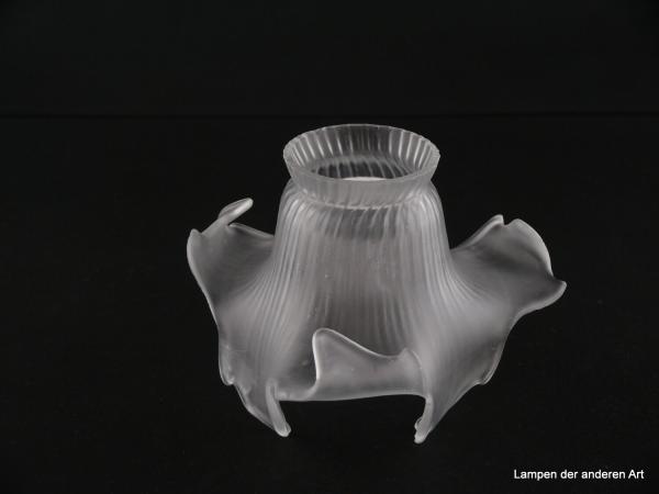 4-er Set Jugendstil Lampenschirm gebraucht, Glas grausatiniert, Oberfläche zum Rand hin sich abschwächend reliefiert, aufgezogener Rand, fast spitz gezackte im Wechsel nach innen bzw. außen gebogene Blütenblätter, Ersatzschirm für alte Lampen