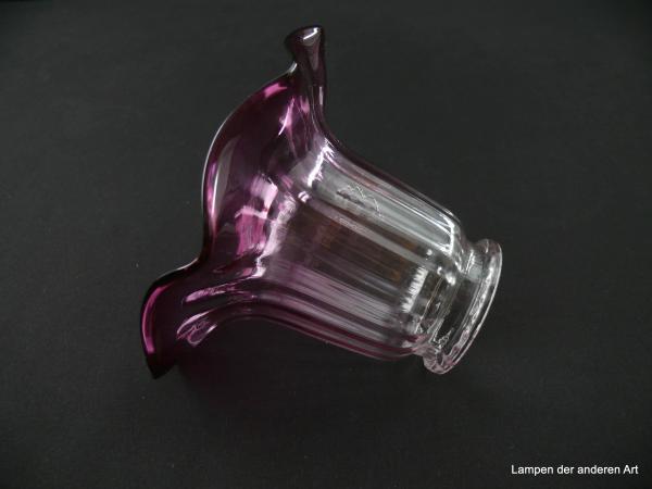 Jugendstil Lampenschirm gebraucht, Klarglas, reliefierter gerader Zylinder mit anschließendem gewellten Rand, rosa-violett, Farbintensität nimmt zum Rand hin zu, Nostalgie Ersatzschirm D: 15cm, H: 11cm, Glashalter Griffrand 6cm, liegend