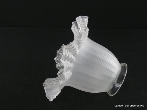 Jugendstil Lampenschirm gebraucht, 3-er Set, Glas satiniert, leichte Struktur im zylindrischen Teil, gefalteter geschwungener Rand, Faltenbögen mit perlenartigen Erhebungen, Nostalgieschirm, Ersatzglas D: 15cm, H: 11cm, Glashalter Griffrand 6cm, liegend