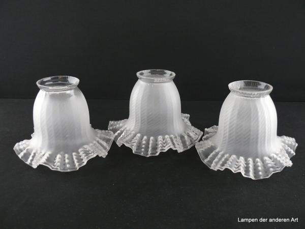 Jugendstil Lampenschirm gebraucht, 3-er Set, Glas satiniert, leichte Struktur im zylindrischen Teil, gefalteter geschwungener Rand, Faltenbögen mit perlenartigen Erhebungen, Nostalgieschirm, Ersatzglas D: 15cm, H: 11cm, Glashalter Griffrand 6cm