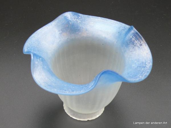 Jugendstil Lampenschirm gebraucht, satiniert grau mit blauem ausgestelltem Rand D: 15cm H: 11cm , Griff-Rand 6cm von unten