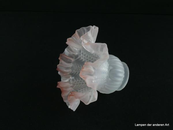 Jugendstil Lampenschirm gebraucht, Glas, stumpf satiniert, ausgestellter Rand stark gefaltet, leicht rosa, gewellt, zylindrischer Teil reliefiert, Griffrand 6cm, D: 15cm, H: 11cm, liegend