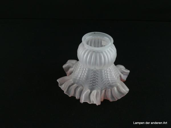 Jugendstil Lampenschirm gebraucht, Glas, stumpf satiniert, ausgestellter Rand stark gefaltet, leicht rosa, gewellt, zylindrischer Teil reliefiert, Griffrand 6cm, D: 15cm, H: 11cm