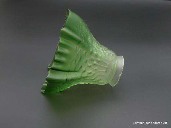 Jugendstil Lampenschirm gebraucht, satiniert, Farbverlauf von satiniert grau über hellgrün bis zu grünem Rand, D: 15cm H: 12cm , Griff-Rand 6cm liegend