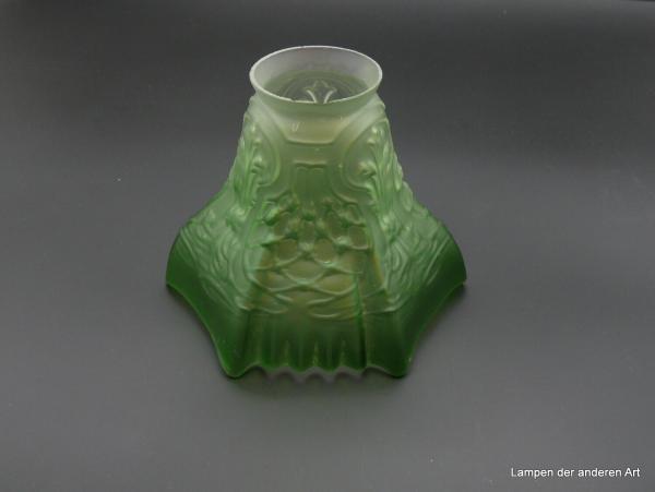 Jugendstil Lampenschirm gebraucht, satiniert, Farbverlauf von satiniert grau über hellgrün bis zu grünem Rand, D: 15cm H: 12cm , Griff-Rand 6cm