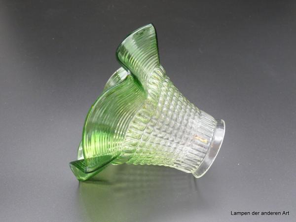 Jugendstil Lampenschirm gebraucht, Blütenform, Klarglas geometrisches Muster mit grünem ausgestelltem Rand, D: 15cm, H: 12cm , Griff-Rand 6cm liegend