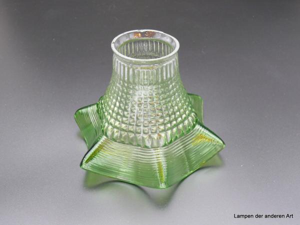 Jugendstil Lampenschirm gebraucht, Blütenform, Klarglas geometrisches Muster mit grünem ausgestelltem Rand, D: 15cm, H: 12cm , Griff-Rand 6cm