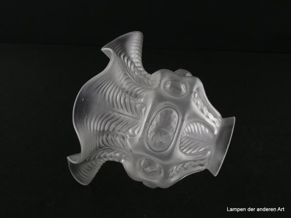 Jugendstil Lampenschirm gebraucht, Glas satiniert, abfallende Schulter mit reliefierten Blattmotiven dekoriert, anschließende Schiene im Wechsel mit kreisförmigen und ovalen Ausarbeitungen, untere Wandungszone erscheint wie in Falten gelegt