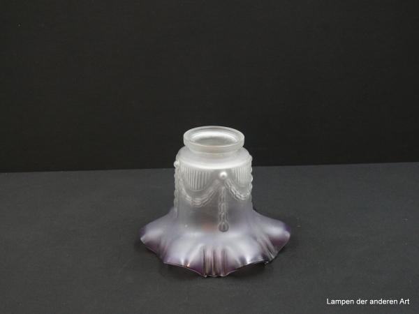 Jugendstil Lampenschirm gebraucht, Glas satiniert grau, obere Wandungszone zylindrisch, mit reliefierten Verzierungen, in Halbbogen gelegte Girlande, nach außen gezogener violetter gekniffener Rand, D: 15cm, H: 12cm , Griffrand 6cm