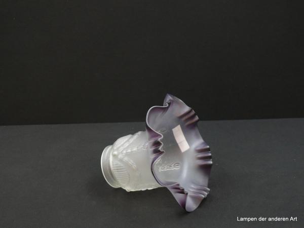 Jugendstil Lampenschirm gebraucht, Glas satiniert grau, obere Wandungszone zylindrisch, mit reliefierten Verzierungen, in Halbbogen gelegte Girlande, nach außen gezogener violetter gekniffener Rand, D: 15cm, H: 12cm , Griffrand 6cm liegend