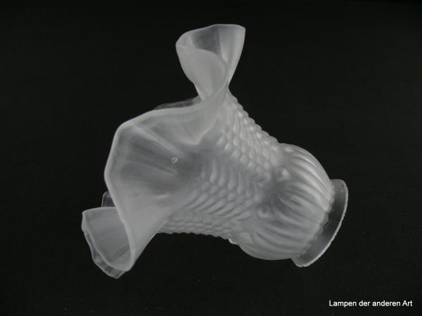 Jugendstil Lampenschirm gebraucht, Glas grau satiniert, reliefierte Wandung, künstlerische Interpretation eines Blütenkelchs, Nostalgie Ersatzglas für alte Lampen, D: ca.15cm, H: ca.13cm, Glashalterand Griffrand 6cm, seitlich
