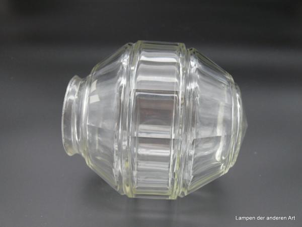 Art Deco Lampenschirm gebraucht, Klarglas, Wandung mit prismenartigen Flächen als Kugel geformt, drei waagerechte Ringkerben, D: 15cm, H: 16cm, Nostalgie Ersatzglas, Glashalter Griffrand 8cm, liegend
