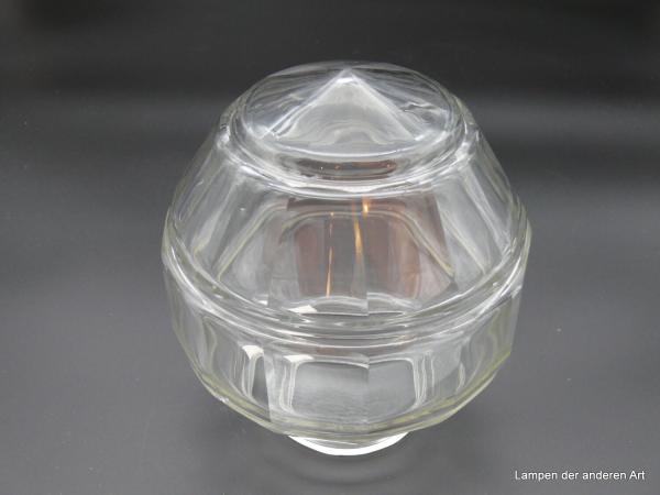Art Deco Lampenschirm gebraucht, Klarglas, Wandung mit prismenartigen Flächen als Kugel geformt, drei waagerechte Ringkerben, D: 15cm, H: 16cm, Nostalgie Ersatzglas, Glashalter Griffrand 8cm