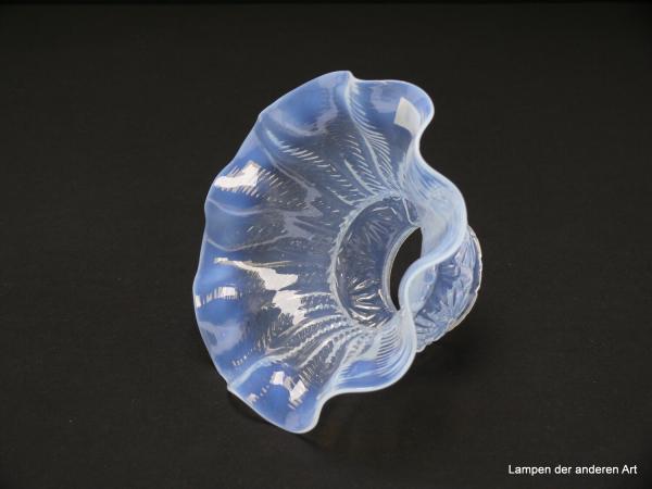 Jugendstil Lampenschirm gebraucht, antik, Glas milchig weiß, gerundete Schulter, übergehend in geschwungen Faltenrock, reliefierte Oberfläche, Nostalgie Ersatzglas für alte Lampen D: ca.15cm, H: ca.9cm, Glashalterand Griffrand 6cm, seitlich