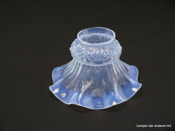 Jugendstil Lampenschirm gebraucht, antik, Glas milchig weiß, gerundete Schulter, übergehend in geschwungen Faltenrock, reliefierte Oberfläche, Nostalgie Ersatzglas für alte Lampen D: ca.15cm, H: ca.9cm, Glashalterand Griffrand 6cm