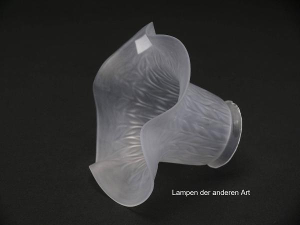 antiker Jugendstil Lampenschirm, gebraucht, satiniertes Glas, Wandung reliefiert, senkrecht angeordnet paarweise Blätter spitzoval, Nostalgie Ersatzglas, D: ca.15cm, H: ca.10cm, Glashalter Griffrand 6cm , seitlich