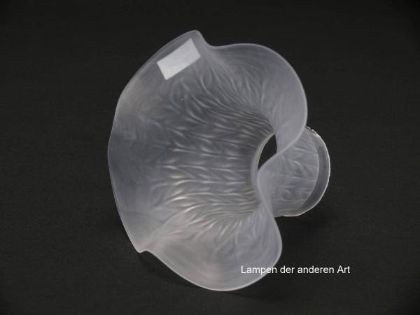 antiker Jugendstil Lampenschirm, gebraucht, satiniertes Glas, Wandung reliefiert, senkrecht angeordnet paarweise Blätter spitzoval, Nostalgie Ersatzglas, D: ca.15cm, H: ca.10cm, Glashalter Griffrand 6cm, von unten