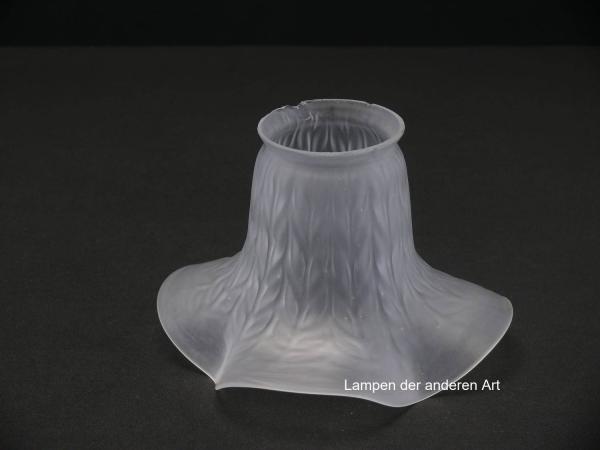 antiker Jugendstil Lampenschirm, gebraucht, satiniertes Glas, Wandung reliefiert, senkrecht angeordnet paarweise Blätter spitzoval, Nostalgie Ersatzglas, D: ca.15cm, H: ca.10cm, Glashalter Griffrand 6cm