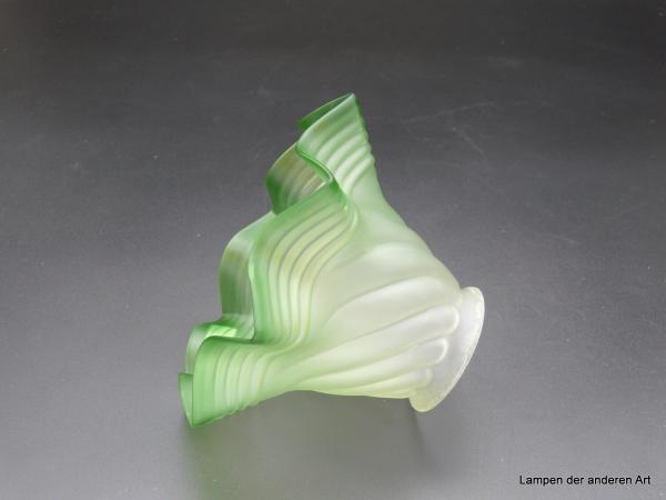Jugendstil Lampenschirm gebraucht, Glas in Blütenform, satiniert grau mit ausgestelltem grünen Rand, D: 15cm, H: 10cm, Griff-Rand 6cm  liegend