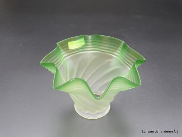 Jugendstil Lampenschirm gebraucht, Glas in Blütenform, satiniert grau mit ausgestelltem grünen Rand, D: 15cm, H: 10cm, Griff-Rand 6cm  von unten